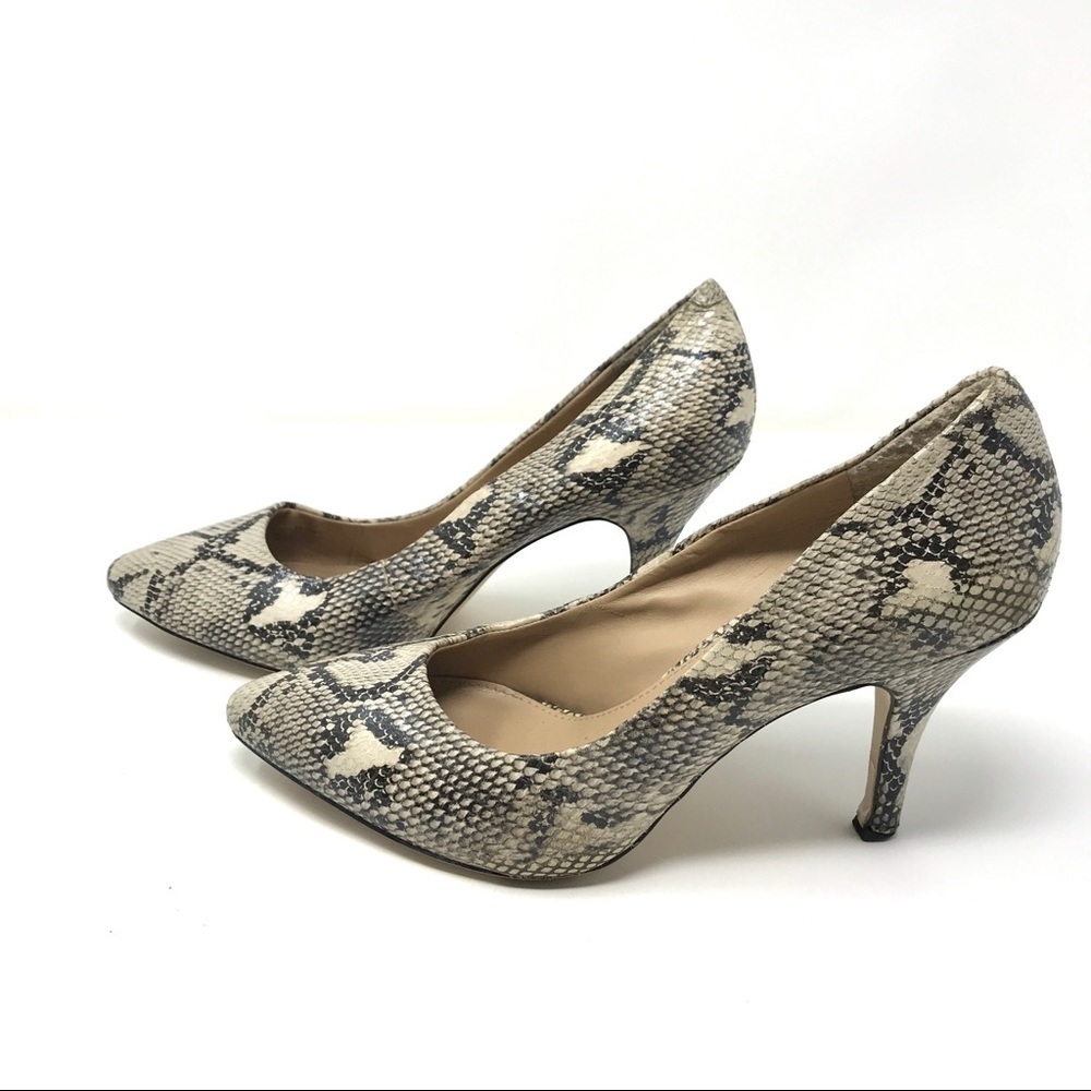 Arturo Chiang Ivory/Black Snakeskin Pumps Size 9.5 - Picture 3 of 8